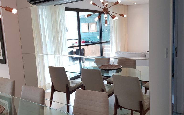 Espelho com recorte para ar condicionado.